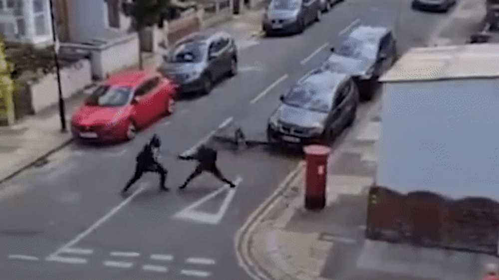 Atac violent în Londra: Doi bărbați s-au luat la bătaie în plină zi, folosind cuțite de vânătoare