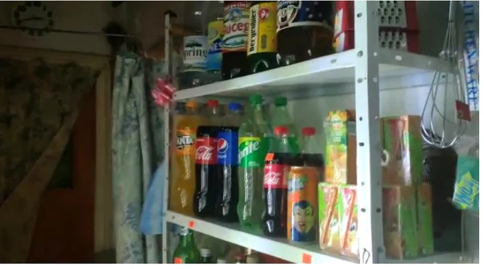 În baie sunt montate rafturi pline cu băuturi, dar și obiecte de uz casnic