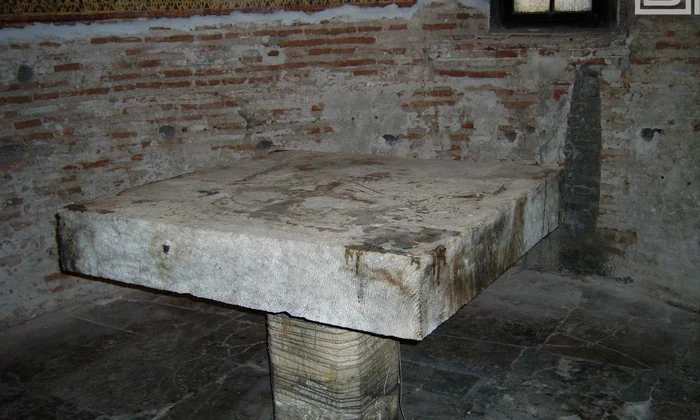 Cutie cu sfinte moaște descoperită în altarul bisericii Sf. Nicolae „Udricani” (foto: Muzeul Municipiului București) 