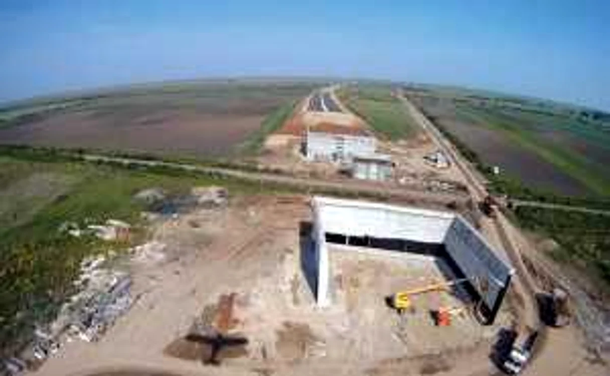 Construirea lotului 2 al autostrăzii Nădlac-Arad a fost oprită cu puţin timp înainte de finalizare, astfel că există asfalt pe 80% din traseu, şoferii fiind opriţi să circule doar de bariere şi de echipe de agenţi de pază