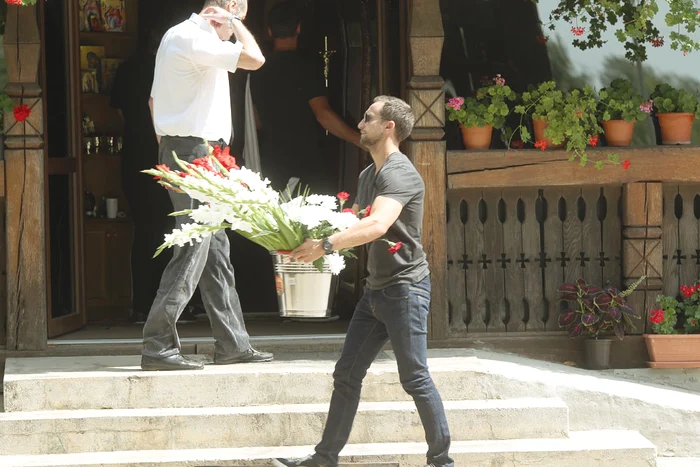 A cărat găleţile cu flori