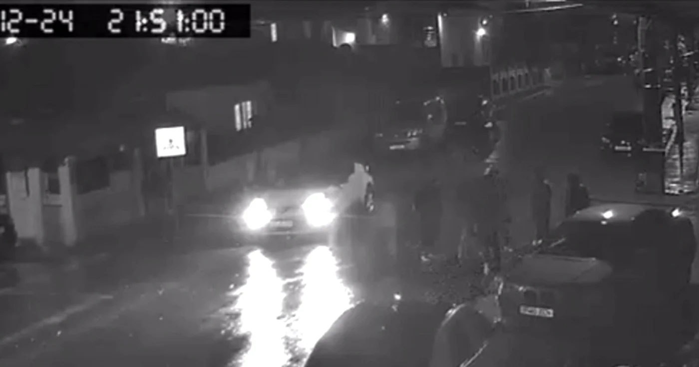 Totul s-a petrecut în fața unui bar din Ștefăneștii de Jos. FOTO: captură video Digi24