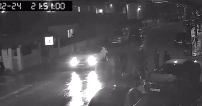 Totul s-a petrecut în fața unui bar din Ștefăneștii de Jos. FOTO: captură video Digi24