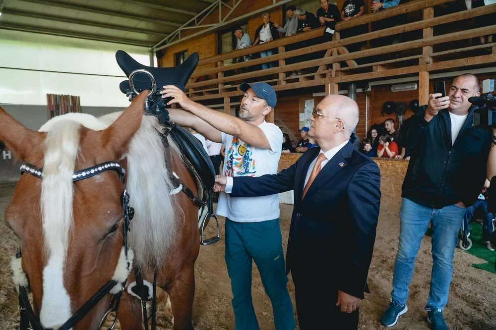 Primul sistem de echitație adaptată din România a fost inaugurat la Wonderland Resort, Cluj