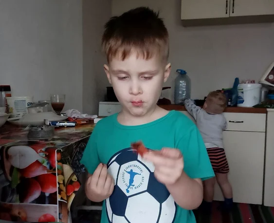 Copilul este căutat de sute de oameni
