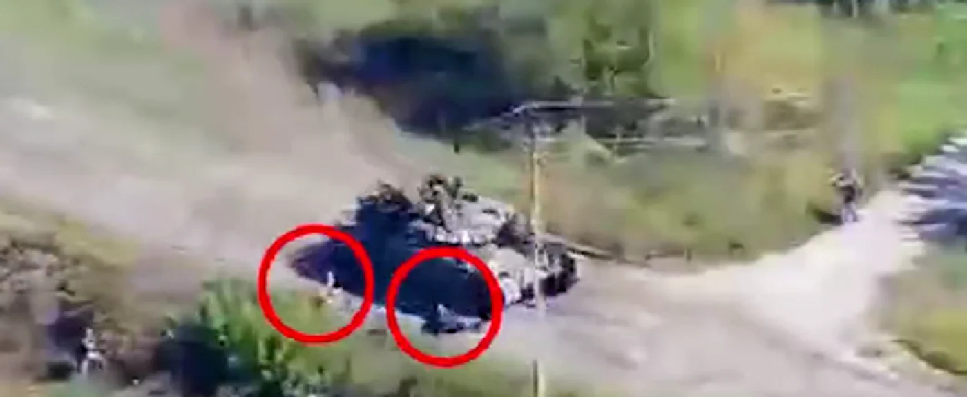 Un tanc rusesc se izbește de un copac în Harkov. Foto: Captură video Twitter
