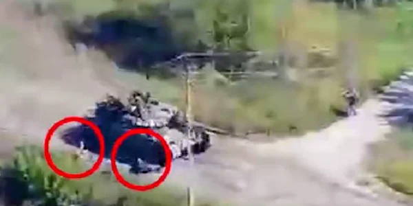 Patru militari cad de pe un tanc rusesc. Foto: Captură video Twitter