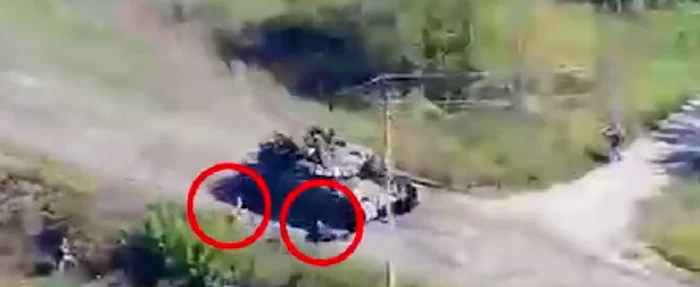 Un tanc rusesc se izbește de un copac în Harkov. Foto: Captură video Twitter