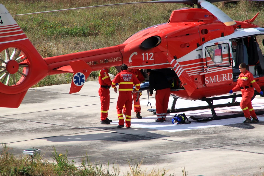 
    Victima a fost transportată cu elicopterulFoto: "Adevărul"  