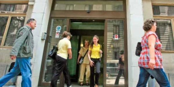 "Spiru Haret" continuă înscrierile, deşi nu are voie să organizeze admitere