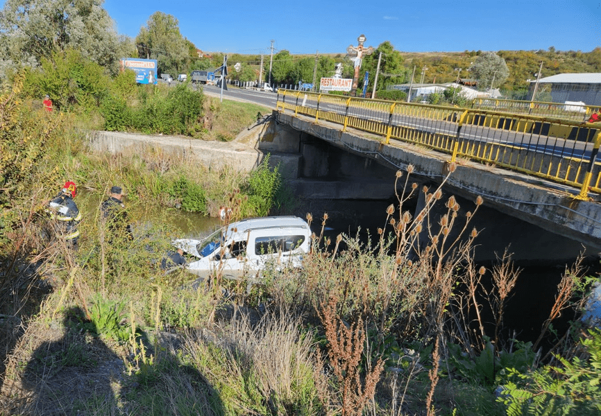 Un șofer care ar fi adormit la volan a ajuns cu mașina într-un canal. A scăpat nevătămat