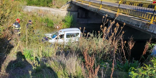 autovehicul care a  zburat la valea mare  olt   foto adevarul jpeg