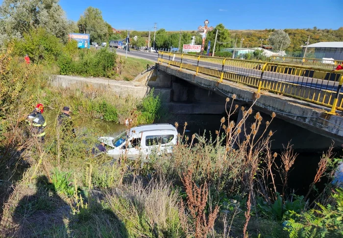 Șoferul a ratat intrarea pe pod, ajungând în apă FOTo: martor