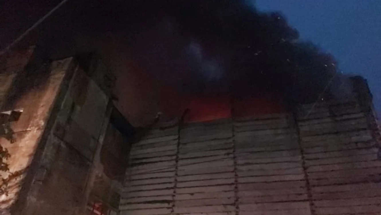 
    Incendiu în hala unei firme din Prahova care se ocupă de colectarea deșeurilor periculoaseFoto: Garda de Mediu Prahova  