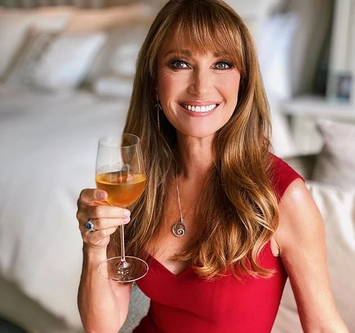 
    Jane Seymour arată senzațional la 70 de ani și spune că în fiecare seară bea un pahar de vinfoto: Instagram  