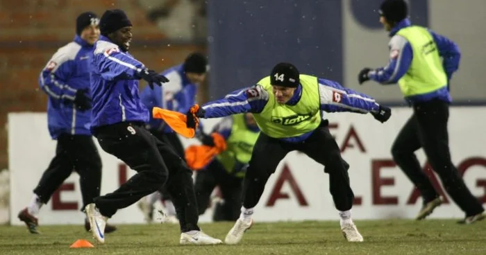 Winston Parks (stânga) se joacă cu Ioan Mera