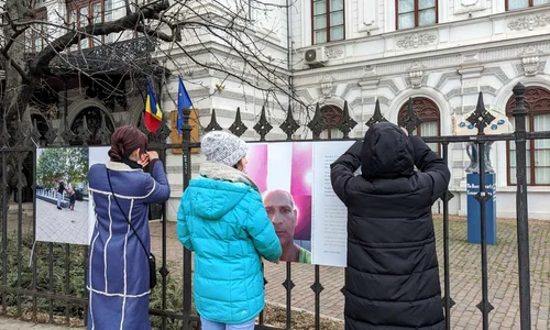 Expoziție de fotografie realizată de 7 persoane fără adăpost, la Palatul Suțu (foto: Muzeul Municipiului București)