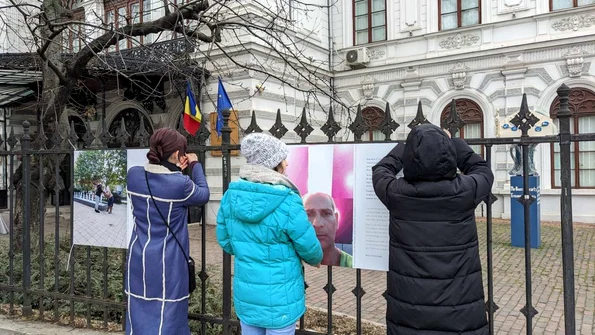 Expoziție de fotografie realizată de 7 persoane fără adăpost, la Palatul Suțu (foto: Muzeul Municipiului București)