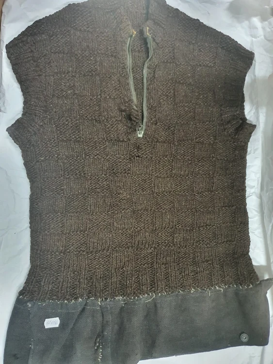 Vesta din lână purtată de poetul și medicul Vasile Voiculescu în perioada de detenție (5 august 1958 - 3 august 1963) a fost restaurată recent (© Casa Memorială „Vasile Voiculescu”)