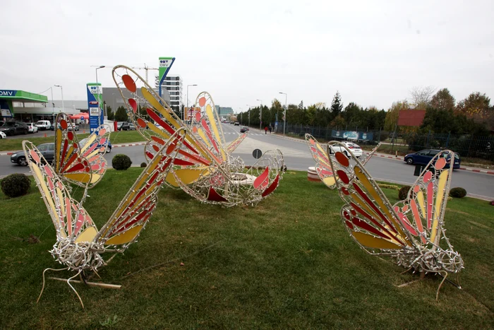 La intrarea în cartierul Pipera au fost puse deja sistemele de iluminat pentru SărbătorFoto: Florin Șuler