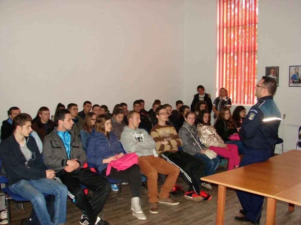 Poliţiştii mureşeni au devenit profesori pentru câteva sute de elevi din judeţ
