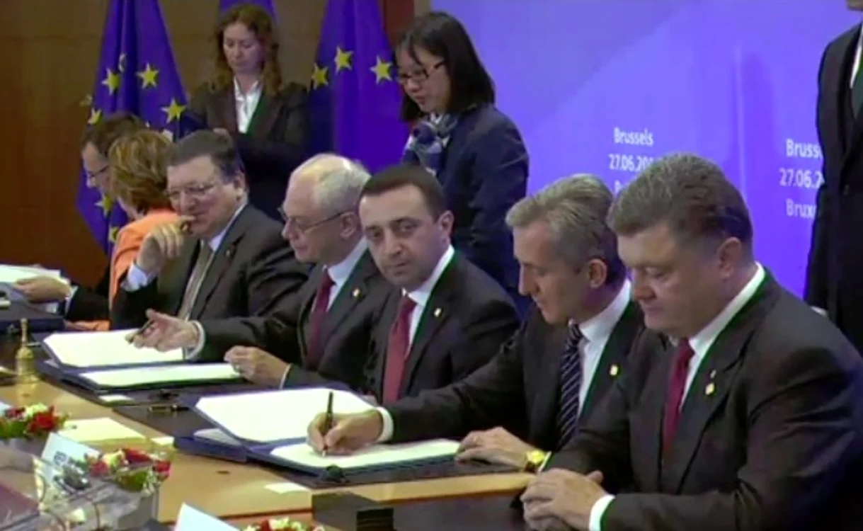 
    Reprezentanţii celor trei state au semnat apropierea de Uniunea Europeană (foto: hotnews.ro)  