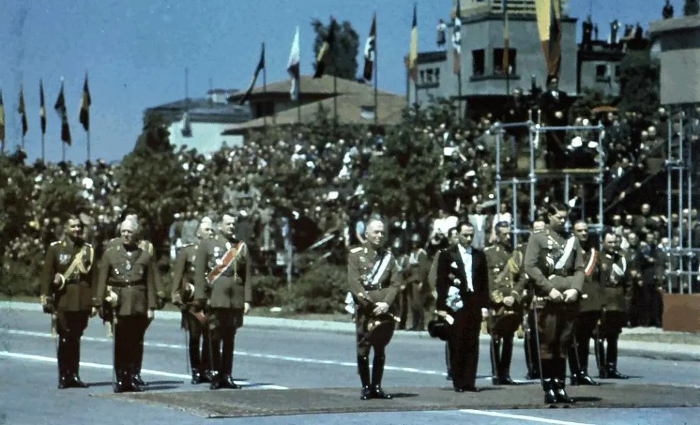 Parada militară la 10 mai 1943: elevii defilează purtând însemnele svasticii. „Saşii se văd acum stăpânii Braşovului şi câmpiei Bârsei“