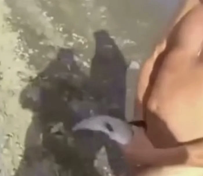 Bărbatul a ieșit din apă cu un pește pe penis