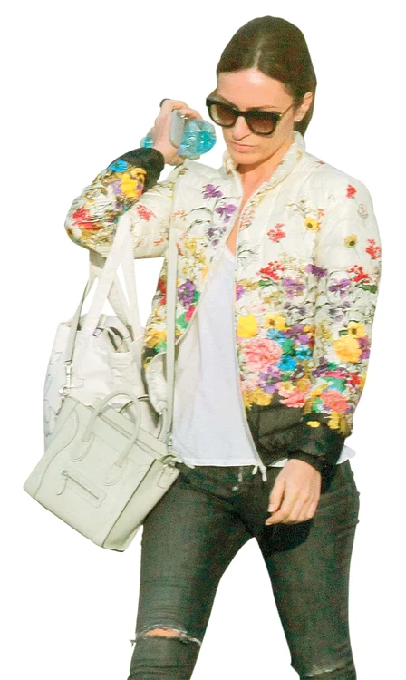 Maria Marinescu (33 de ani) a fost obişnuită să fie ţinută în puf, întâi de mama sa, apoi de soţul francez. Acum a cam dat de greu