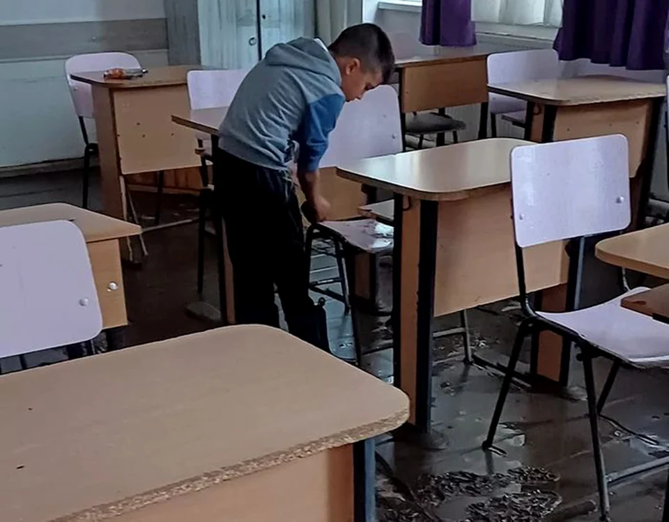 Cosmin a ajutat la curăţarea scaunelor în mai multe clase