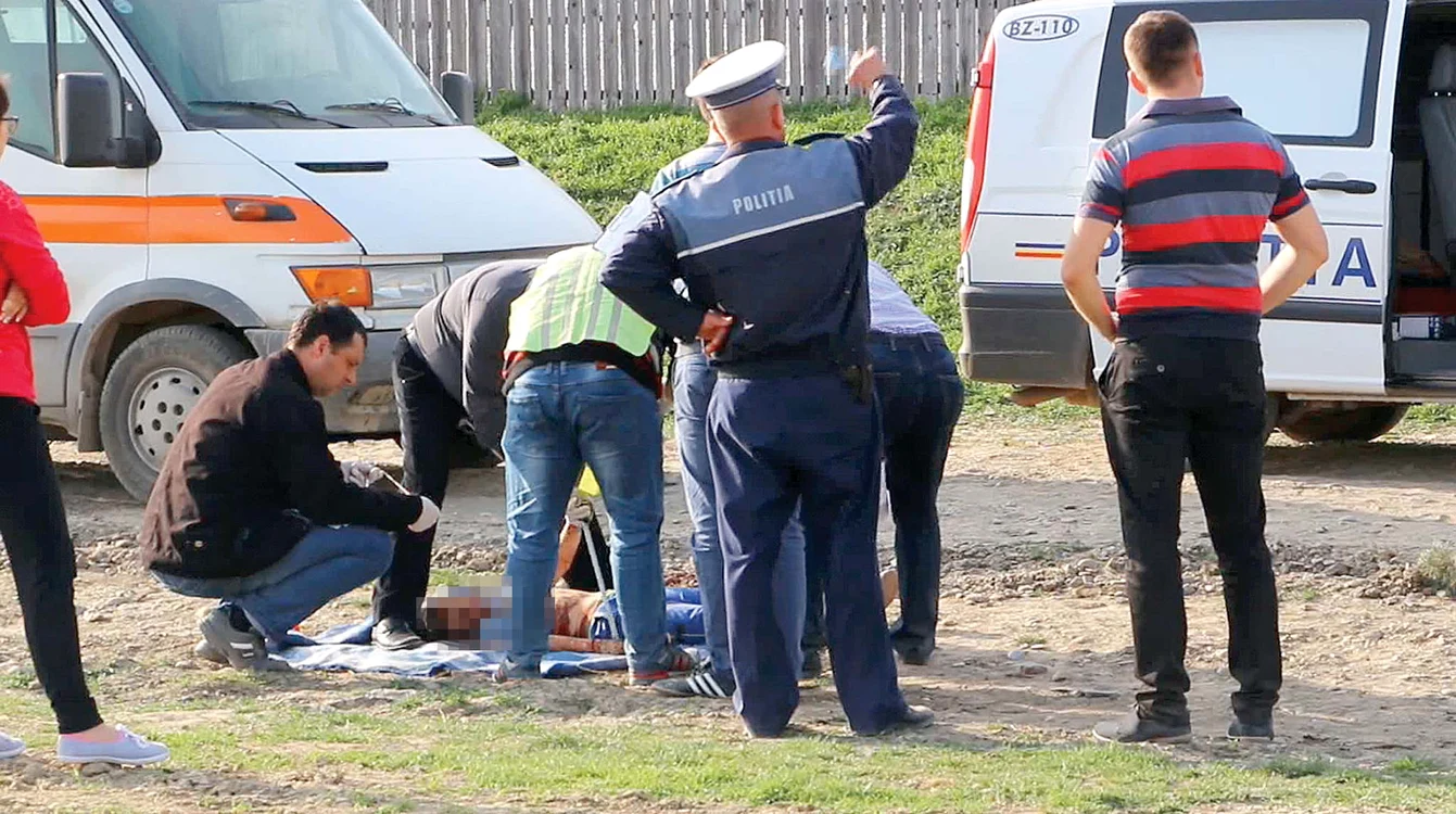 
    Echipajul ambulanţei l-a găsit pe micuţ fără viaţăFoto: adevarul.ro  