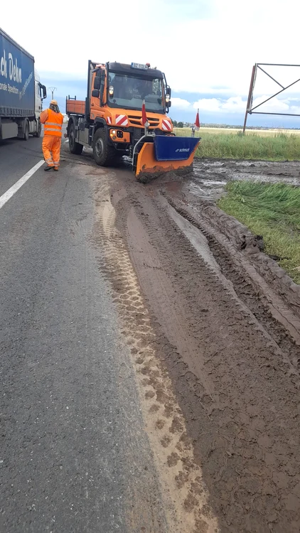 Aluviunile sunt îndepărtate de pe drum SURSA DRDP Buzău