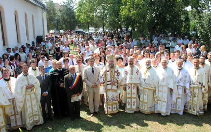 PS Iustin Sigheteanul a pus ieri şi piatra de temelie pentru locul unde va fi aşezat Sfântul Altar, ca urmare a extinderii lăcaşului de cult        FOTO  cjsm.ro