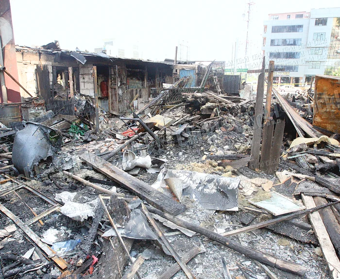 Mare parte din  tâmplăria casei lui  Florea Dincă  s-a făcut scrum (Fotografii: Sever Gheorghe)