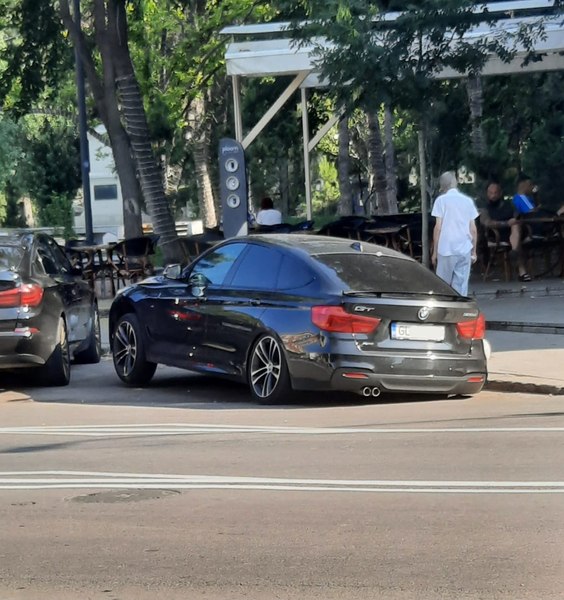 Pericol în Galați, după ce o stradă a început să se surpe. Un șofer s-a trezit cu mașina „scufundată” într-o groapă FOTO