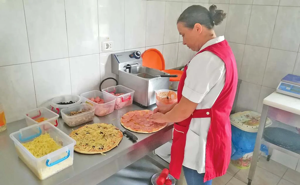 
    Simona Ionică, soţia  patronului, prepară  zilnic zeci de pizza  
