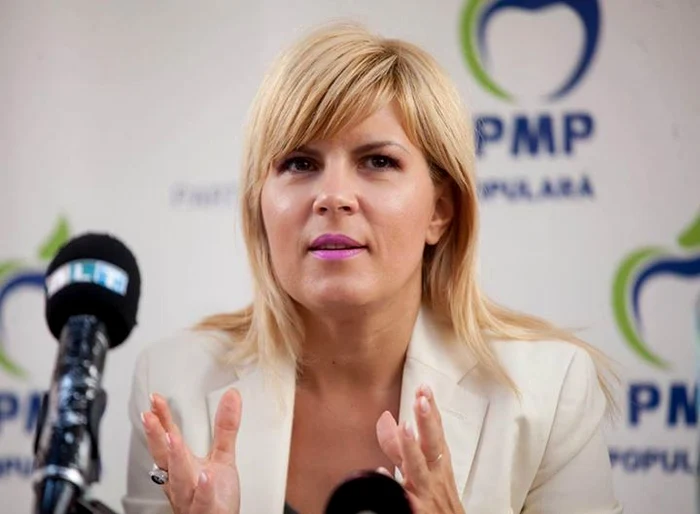 Elena Udrea se află la Paris și s-a așezat la coadă pentru a votafoto: arhiva personală