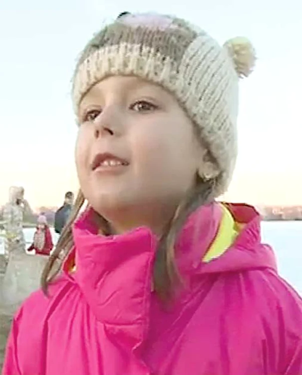 “Am văzut că lebăda nu se mişca şi am crezut că e îngheţată. I-am dat pâine şi nu a vrut să vină”, a declarat Irina, 6 ani