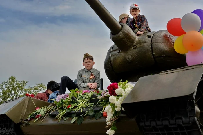 TRANSNISTRIA. Copiii, obişnuiţi de mici cu armele şi hainele militare FOTO Promo-LEX