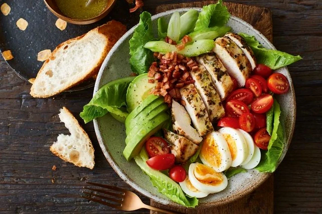 salata de pui cu ou si avocado jpeg