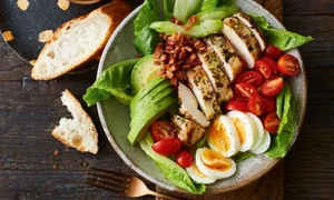 salata de pui cu ou si avocado jpeg