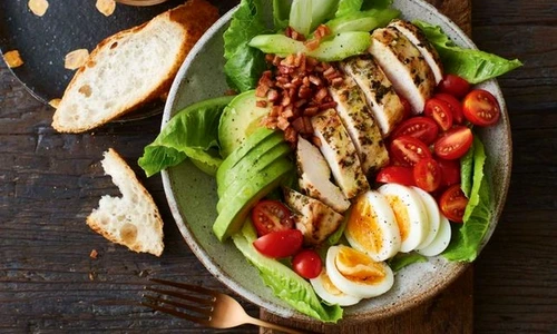 salata de pui cu ou si avocado jpeg