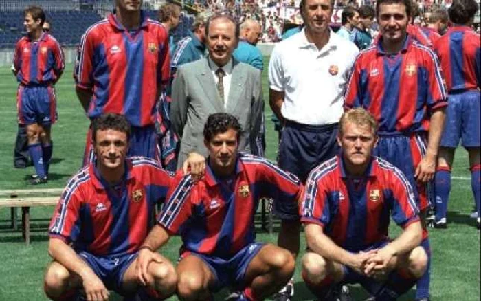 Cruyff, alături de Hagi, Popescu, Figo, Prosinecki, câţiva dintre componenţii Barcelonei din anii 90