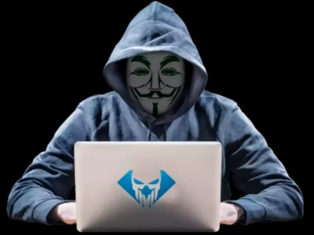 Un hacker lucrează la un laptop