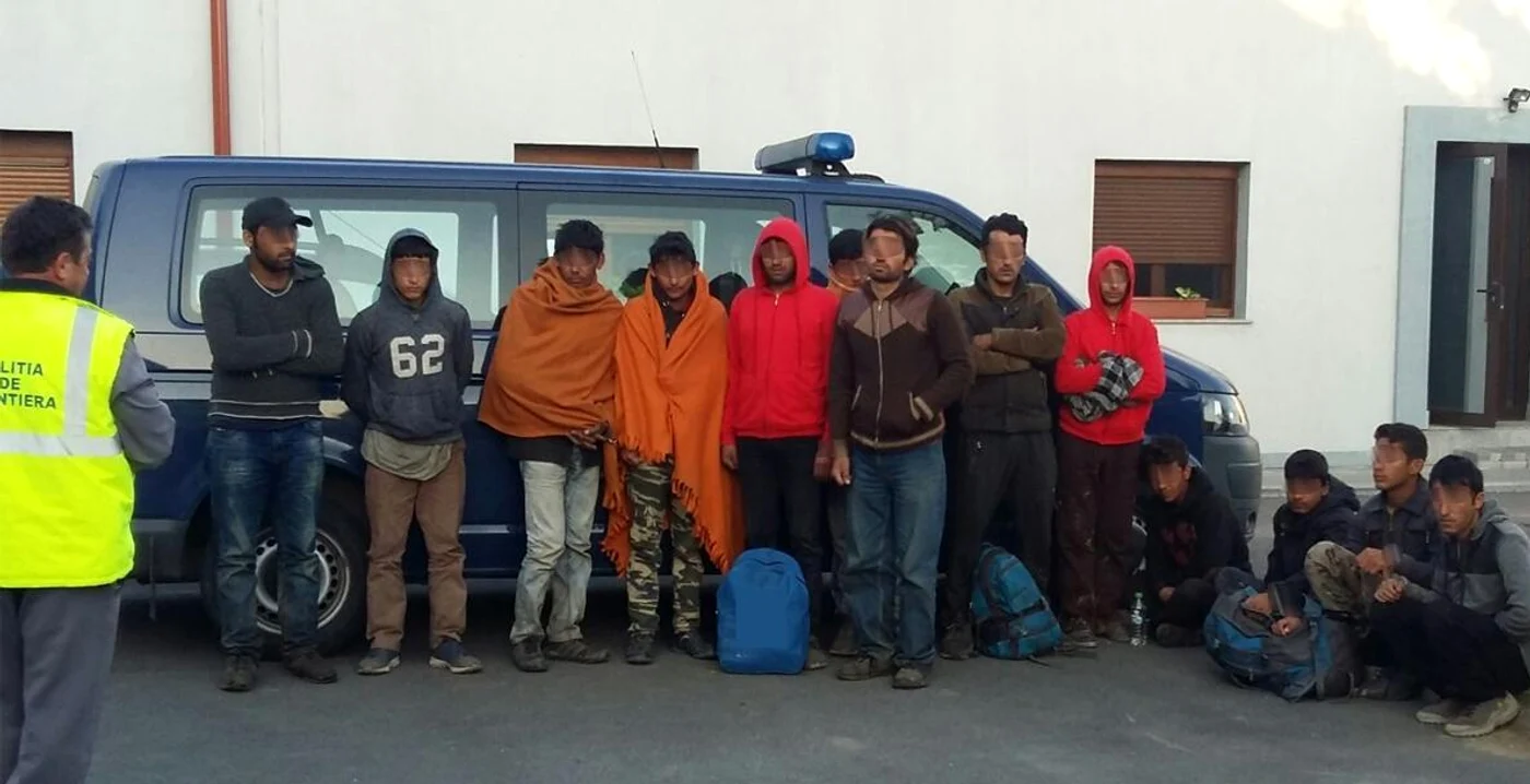 
    Aceștia sunt cei 14 refugiați care au încercat să intre ilegal în țara noastră (foto: Poliția de Frontieră)  