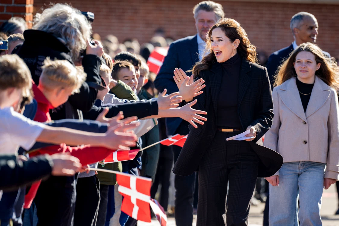 Regina Mary în vizită la Pilehaveskolen pe 17 martie 2025 în Vallensbaek, Danemarca, GettyImages (7) jpg