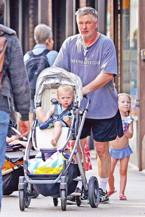 Alec Baldwin (61 de ani)are mare grijă de copiii lui, Carmen (6 ani)şi Romeo (un an)