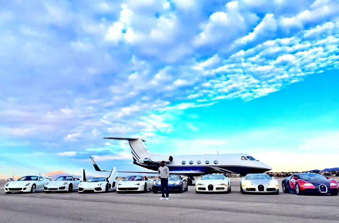 Floyd s-a fotografiat alături de maşinile pe care le deţine