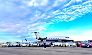 Floyd s a fotografiat alături de maşinile pe care le deţine jpeg