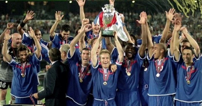 Deschamps ridică trofeul FOTO UEFA.com
